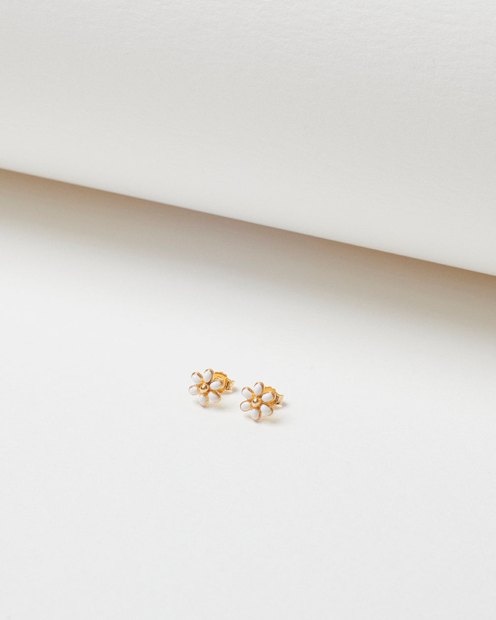 Daisy Delight Fleur Dorée small button earrings