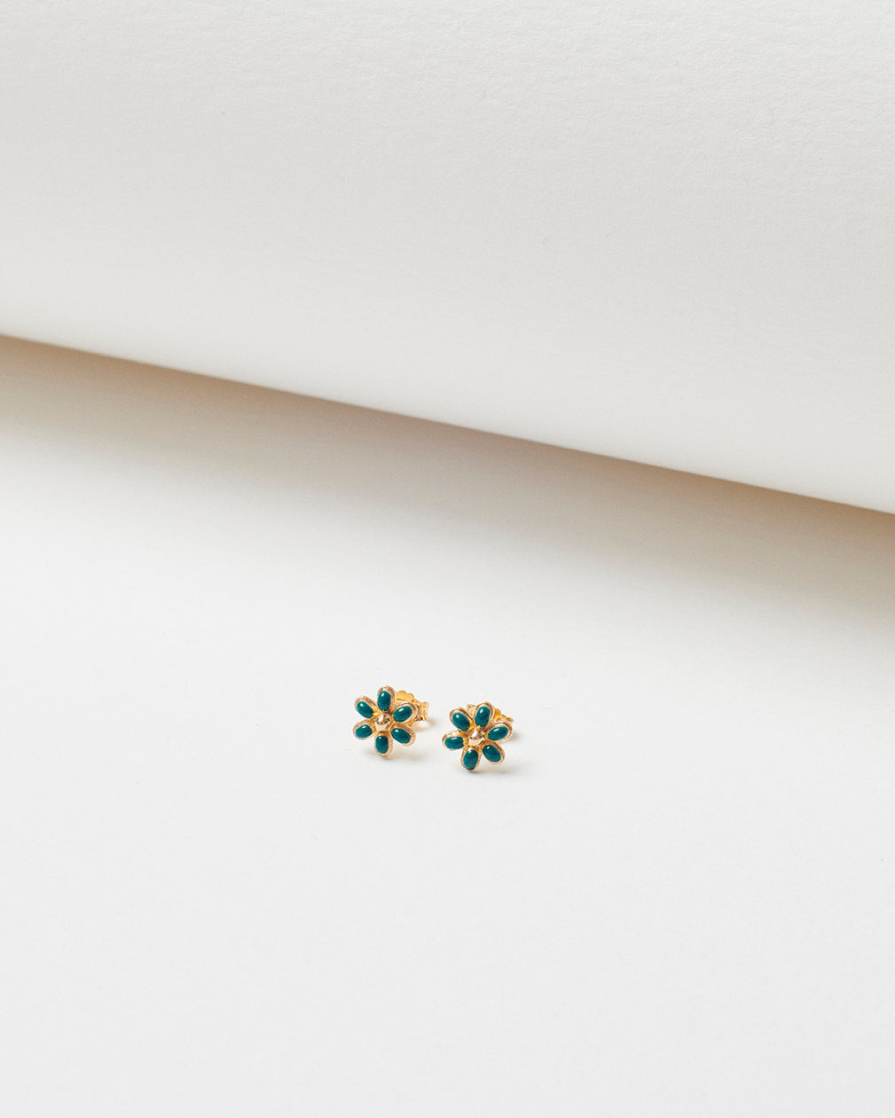 Lady's Mantle Fleur Dorée small button earrings